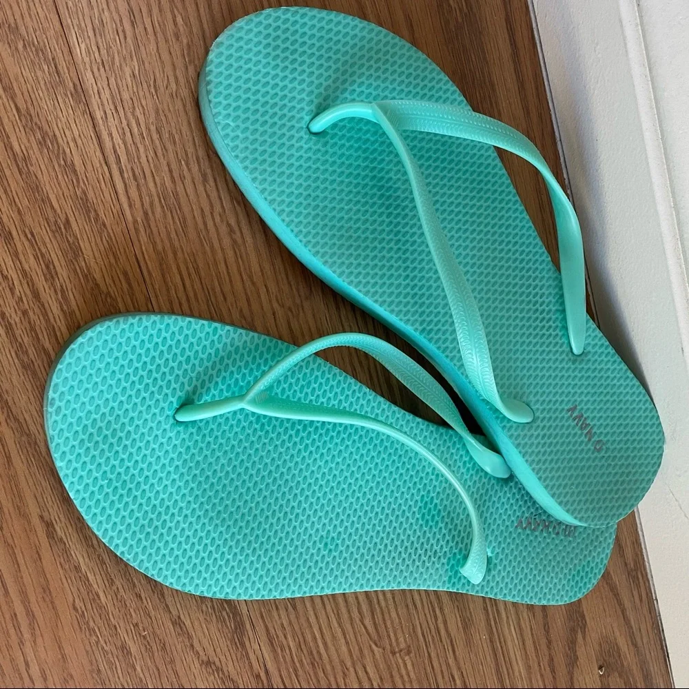 🟢3/$15 OLD NAVY Mint green flip-flops - Picture 5 of 9